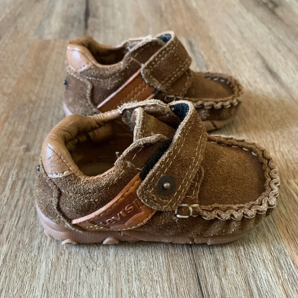 Levi's suede leather moccasin crib shoes in brown - size 12 months